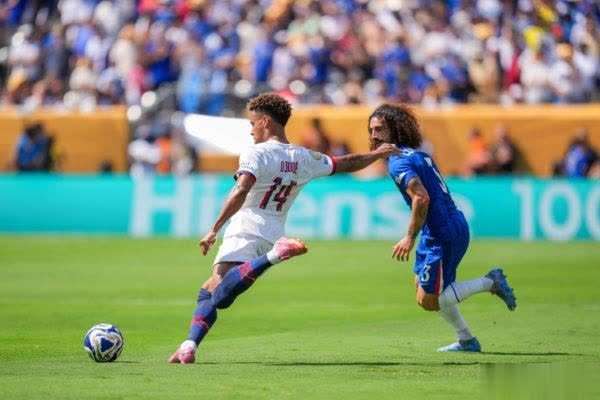 8万人见证！切尔西3-0夺冠，1.2亿超巨造3球吊打欧冠冠军